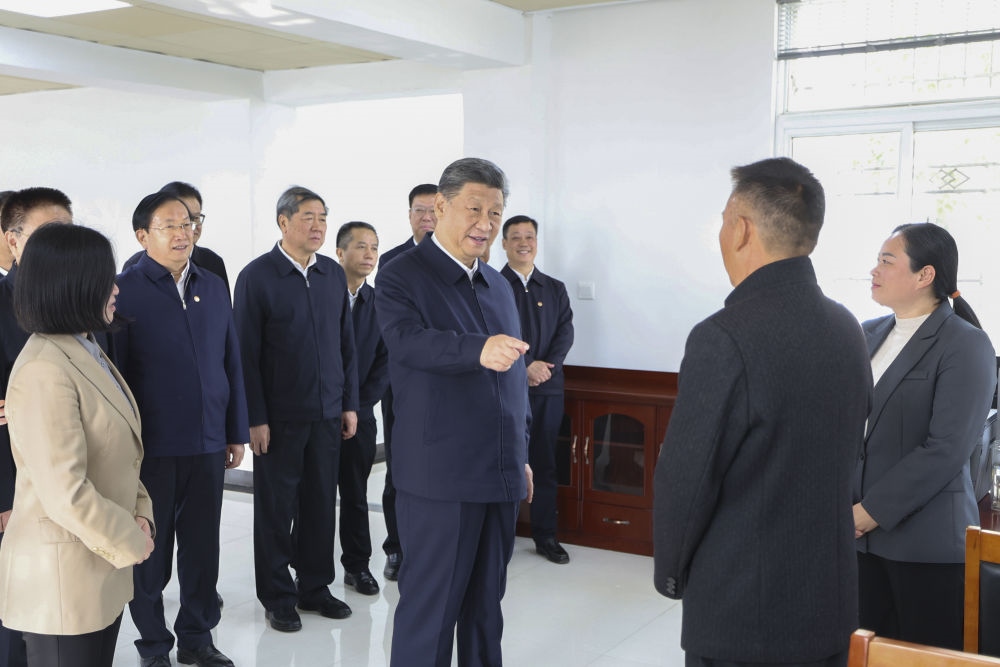2024年11月5日，習(xí)近平在湖北省咸寧市嘉魚(yú)縣潘家灣鎮(zhèn)四邑村黨群服務(wù)中心考察。習(xí)近平指出：“要持續(xù)為基層減負(fù)，讓基層干部能夠用更多時(shí)間和精力來(lái)服務(wù)群眾?！? width=