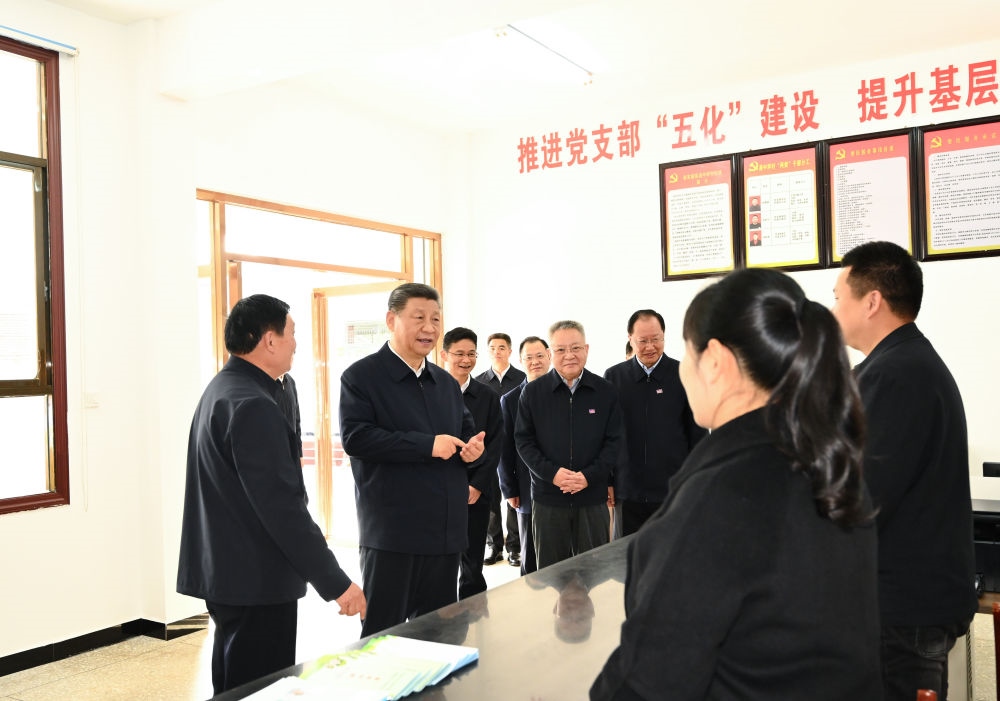 2024年3月19日，習(xí)近平在湖南省常德市鼎城區(qū)謝家鋪鎮(zhèn)港中坪村黨群服務(wù)中心了解當(dāng)?shù)貫榛鶎訙p負(fù)、提升基層治理效能等情況。他指出：“要堅(jiān)決整治形式主義、官僚主義問(wèn)題，精兵簡(jiǎn)政，持之以恒抓好這項(xiàng)工作?！? width=