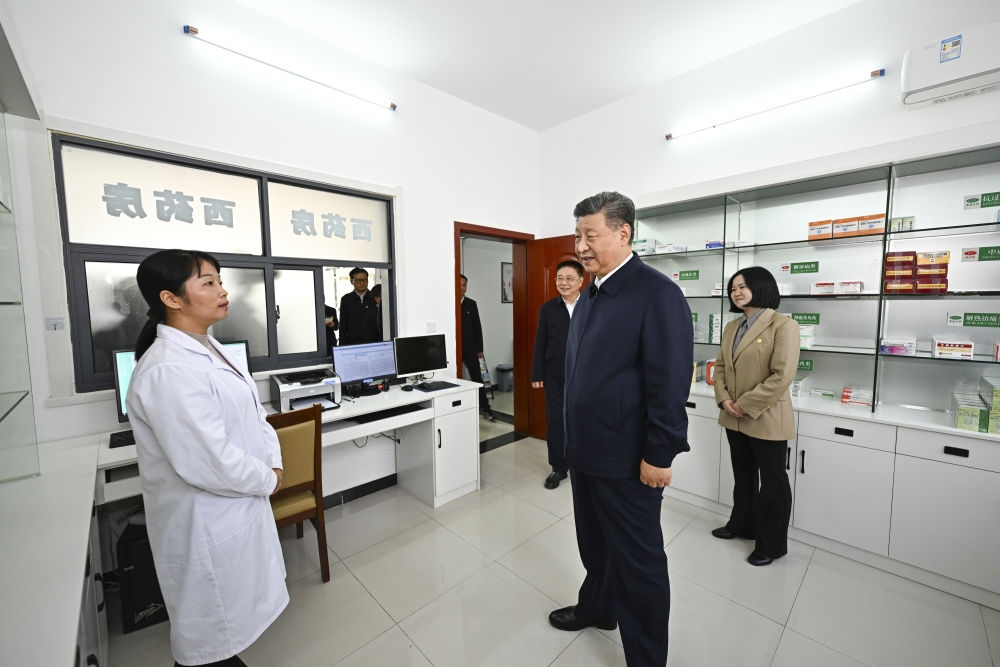 2024年11月5日，習(xí)近平在湖北省咸寧市嘉魚(yú)縣潘家灣鎮(zhèn)四邑村衛(wèi)生室考察。習(xí)近平指出：“要進(jìn)一步加強(qiáng)黨建引領(lǐng)，抓住‘一老一小’這個(gè)重點(diǎn)，更加精準(zhǔn)有效地為群眾排憂解難?！? width=