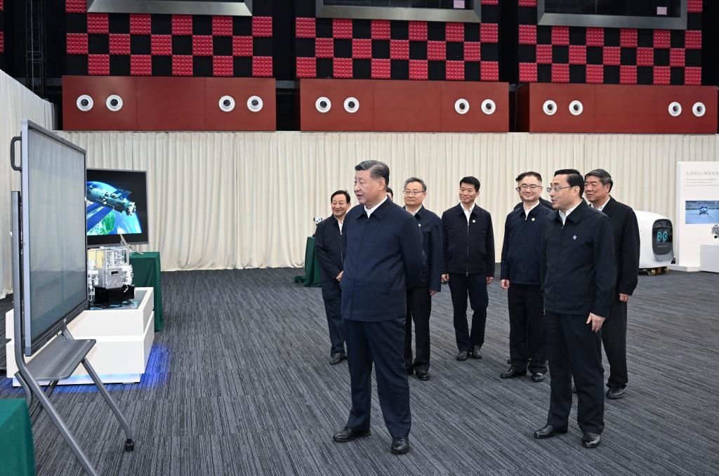 2024年10月17日，習近平總書記在合肥濱湖科學城察看安徽省重大科技創(chuàng)新成果集中展示。新華社記者 謝環(huán)馳 攝