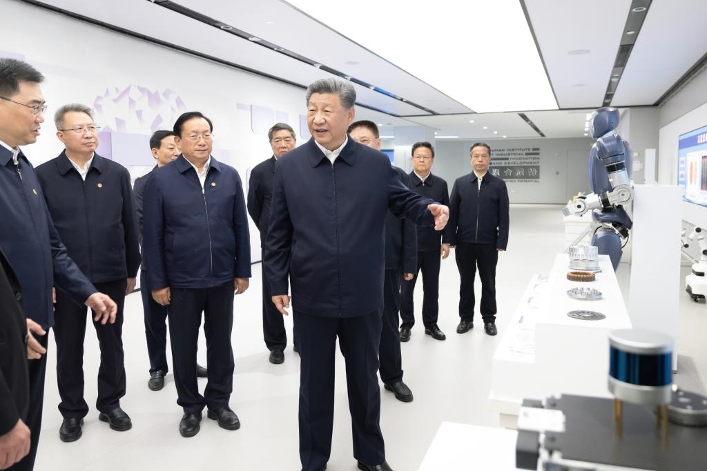 2024年11月5日，習近平總書記在武漢產業(yè)創(chuàng)新發(fā)展研究院考察。新華社記者 鞠鵬 攝
