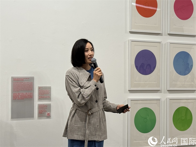 11月8日，今日美術(shù)館館長(zhǎng)張然在“瑞士經(jīng)典設(shè)計(jì)展”開幕式上發(fā)表致辭。（人民網(wǎng) 謝瑩攝）