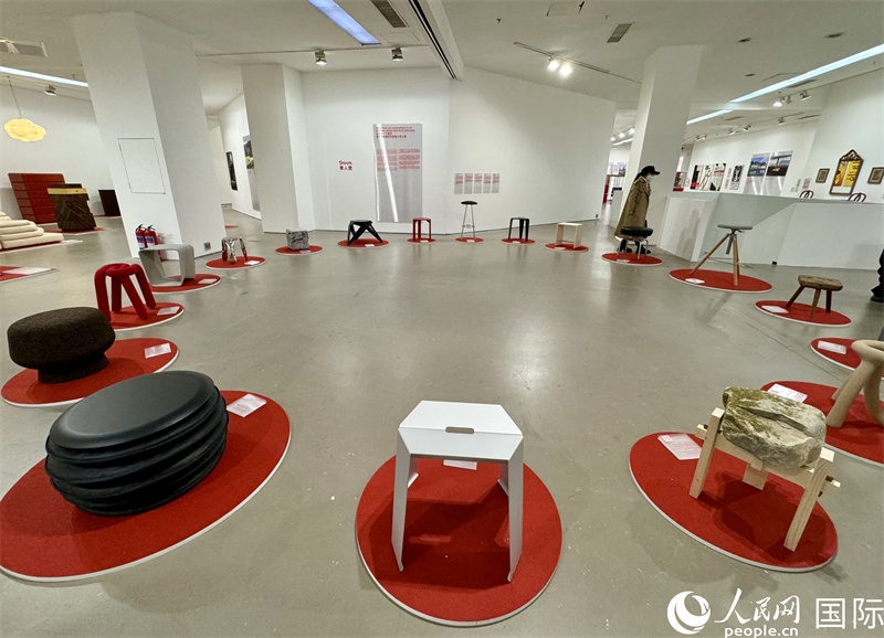 11月8日，瑞士經(jīng)典設(shè)計(jì)展現(xiàn)場(chǎng)。（人民網(wǎng) 謝瑩攝）