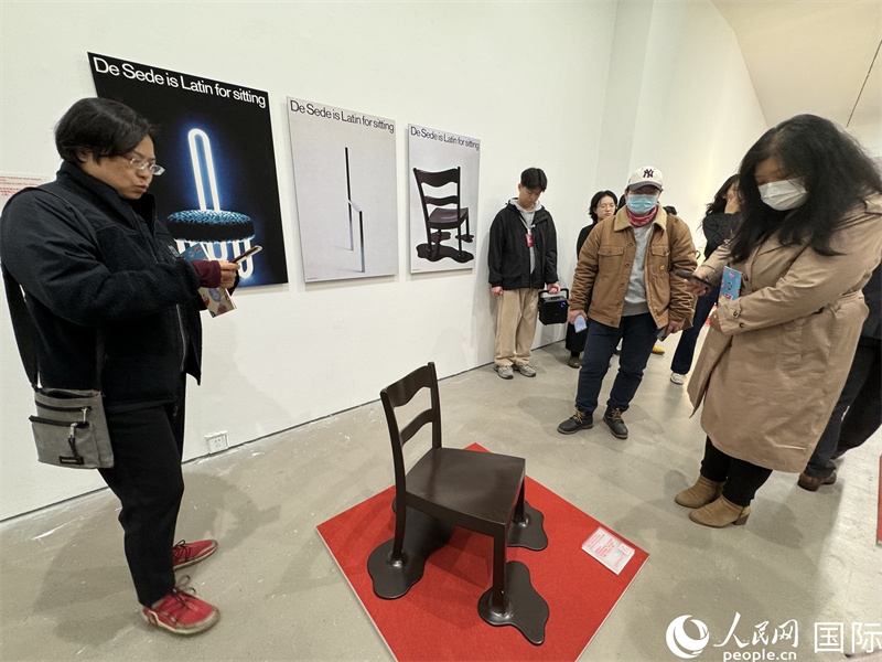 11月8日，觀眾在“瑞士經(jīng)典設(shè)計(jì)展”作品前駐足欣賞。（人民網(wǎng) 謝瑩攝） 