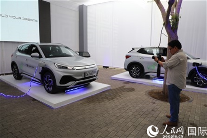 圖為秘魯媒體記者正在拍攝現(xiàn)場展出的比亞迪電動(dòng)汽車。 人民網(wǎng)記者姜波攝