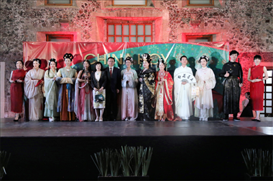 墨西哥華人婦女聯(lián)合總會木蘭藝術(shù)團的中國古代服裝表演。主辦方供圖