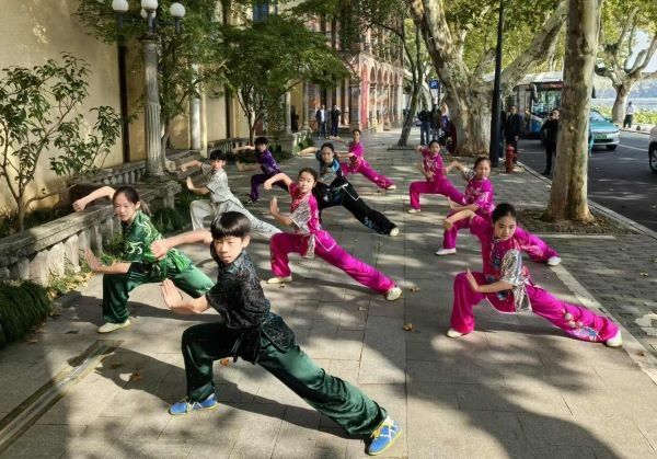 杭州市陳經(jīng)綸體校武術(shù)隊(duì)學(xué)生們展示中華武術(shù)。 人民網(wǎng)記者 楊磊攝