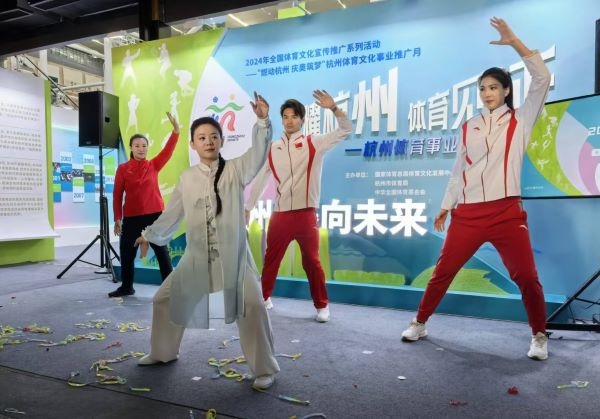 三位奧運(yùn)冠軍進(jìn)行陳式太極拳表演。 人民網(wǎng)記者 楊磊攝