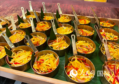 馬來西亞美食節(jié)現場準備的美食。人民網 王婧攝