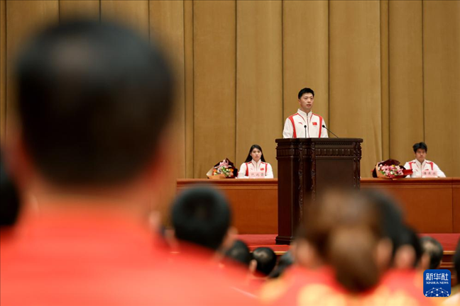 11月15日，乒乓球運(yùn)動(dòng)員馬龍（中）在報(bào)告會(huì)上發(fā)言。新華社記者 李明 攝
