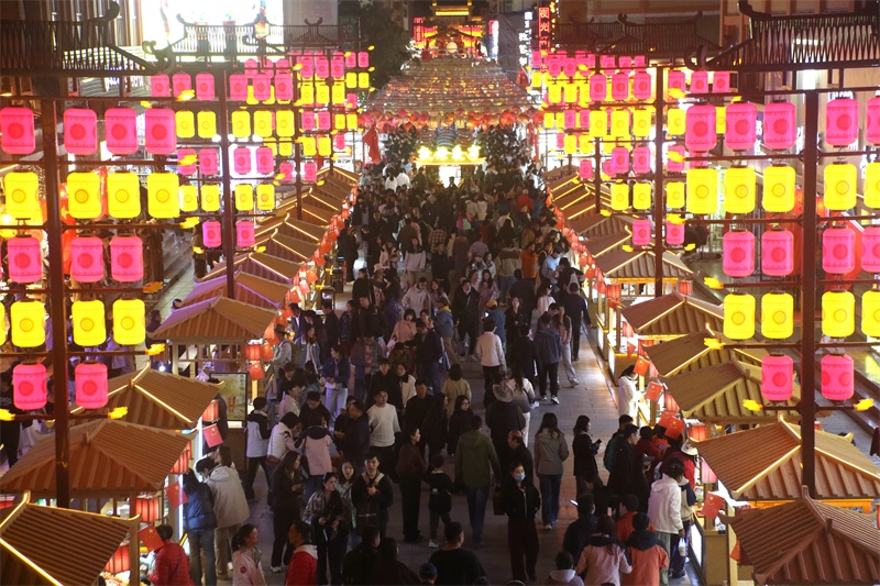 敦煌夜市。敦煌市委宣傳部供圖，張曉亮攝