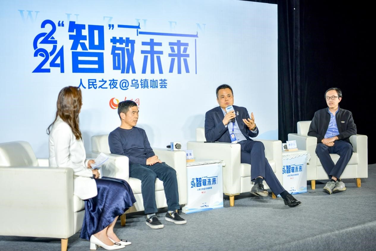 在對(duì)話環(huán)節(jié)，之江實(shí)驗(yàn)室高級(jí)研究專家潘愛民、伏羲智庫(kù)創(chuàng)始人李曉東、麒麟軟件副總經(jīng)理李震寧探討“‘百模大戰(zhàn)’將卷向何方”。人民網(wǎng)記者 任峰濤攝
