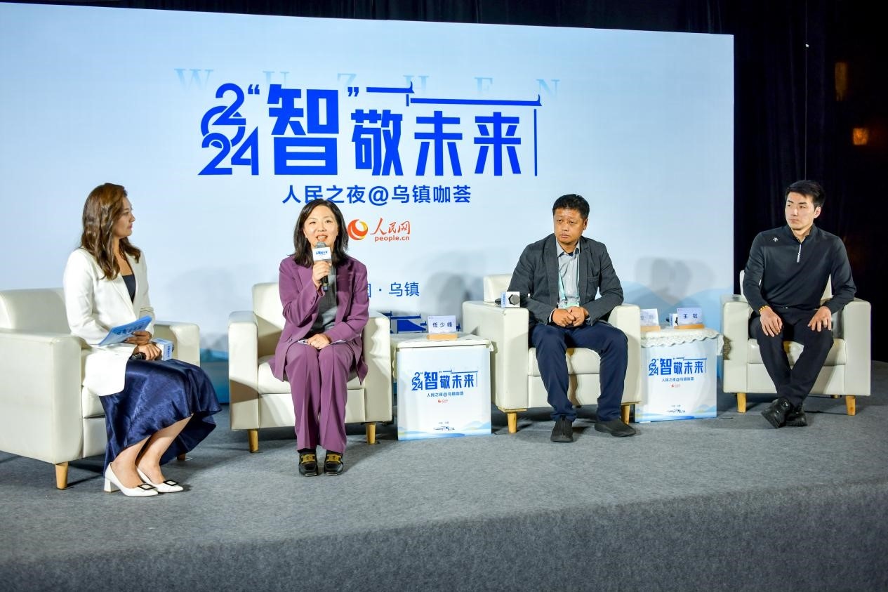 在對(duì)話環(huán)節(jié)，趣丸科技總編輯、副總裁任少峰，星云智慧機(jī)器人CEO李明，可之教育大模型創(chuàng)始人王冠討論“人工智能如何惠及大眾”。人民網(wǎng)記者 任峰濤攝