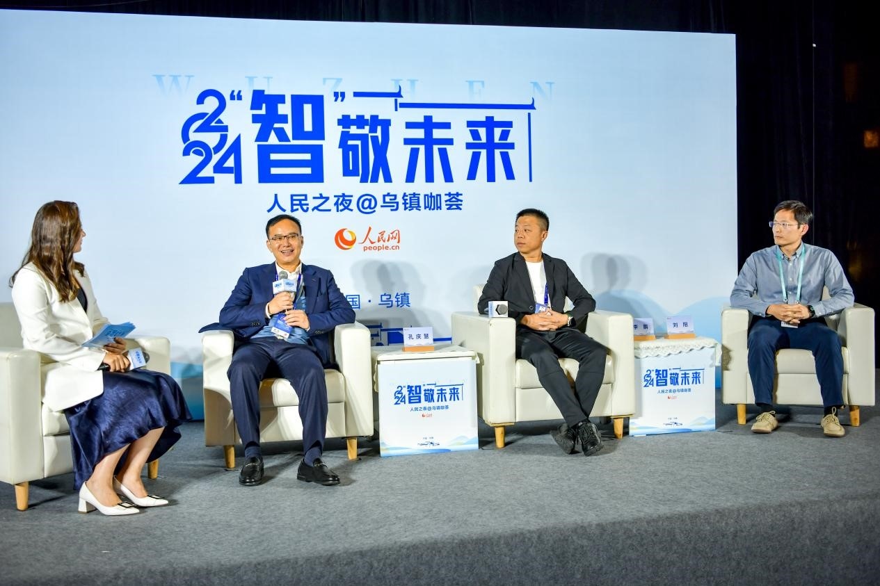 在對(duì)話環(huán)節(jié)，中國(guó)華宇集團(tuán)有限公司總經(jīng)理兼華宇控股集團(tuán)董事長(zhǎng)孔慶慧，量子之歌集團(tuán)創(chuàng)始人、董事長(zhǎng)李鵬，震坤行CTO劉陽(yáng)討論“AI何以重構(gòu)千行百業(yè)”。人民網(wǎng)記者 任峰濤攝