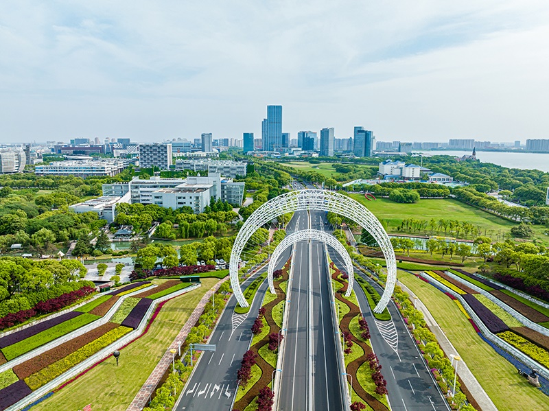 圖為蘇州工業(yè)園區(qū)星湖街鋼結構雕塑。