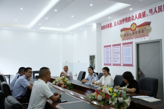 榕江縣稅務(wù)局在園區(qū)協(xié)商議事室協(xié)調(diào)解決企業(yè)訴求。黔東南州稅務(wù)局供圖