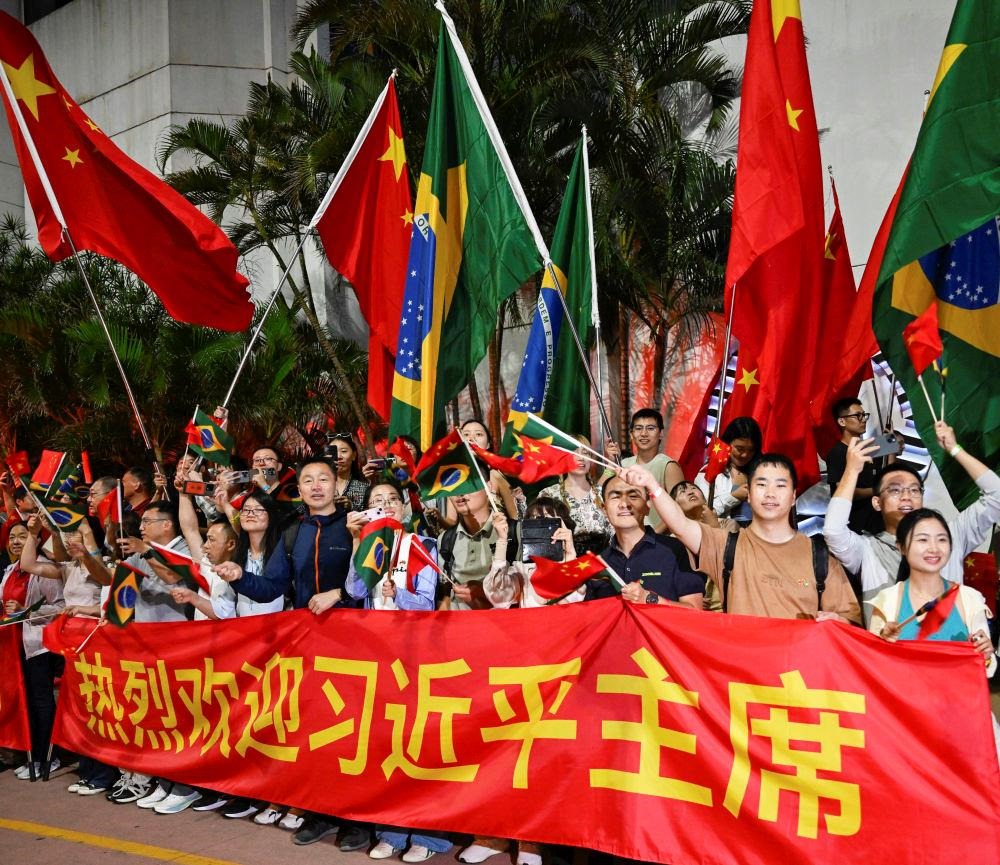  2024年11月，習(xí)近平主席在巴西里約熱內(nèi)盧出席二十國(guó)集團(tuán)領(lǐng)導(dǎo)人第十九次峰會(huì)期間，里約熱內(nèi)盧街頭熱情的歡迎人群。