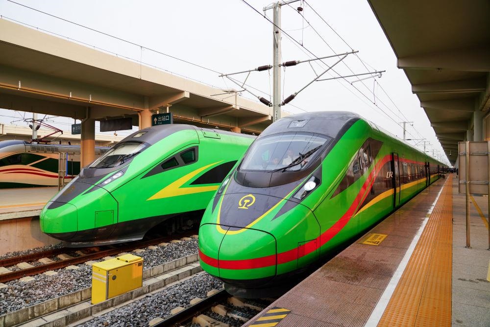 截至2024年7月5日，中老鐵路國(guó)際旅客列車?yán)塾?jì)開行滿1000列，極大地便利了沿線民眾出行。
