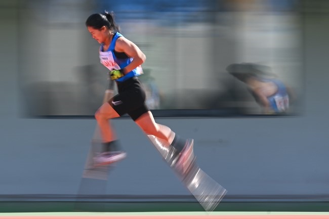 11月28日，海南隊選手吳明芬在高腳競速比賽中。新華社記者 杜子璇攝