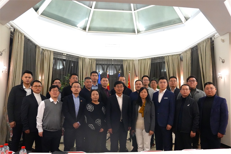集體合照。中國(guó)駐烏克蘭大使館供圖
