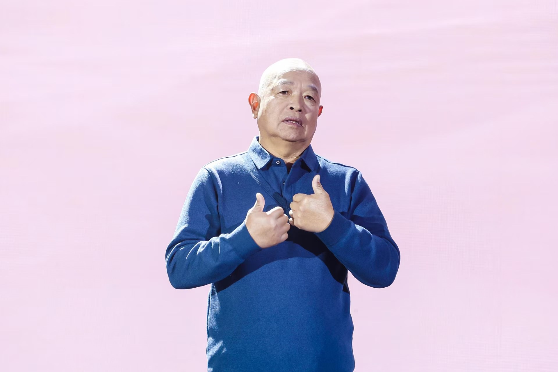 “山東好人”、煙臺(tái)市無(wú)聲洗車場(chǎng)經(jīng)理柳興濤。人民視頻供圖。