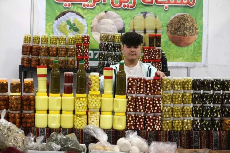 一名展商在展示各式各樣的橄欖制品。納達(dá)爾·達(dá)烏德攝