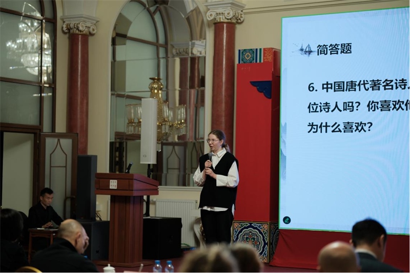 參賽選手現(xiàn)場答題。 俄羅斯國立人文大學(xué)孔子學(xué)院供圖