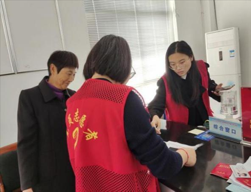 代辦人員為村民辦理醫(yī)保報銷。 圖片來源：江蘇南通啟東市數(shù)據(jù)局