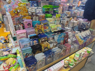 北京某文具店卡牌盲盒柜臺(tái)，未設(shè)相關(guān)提醒。人民網(wǎng)記者 黃鈺攝