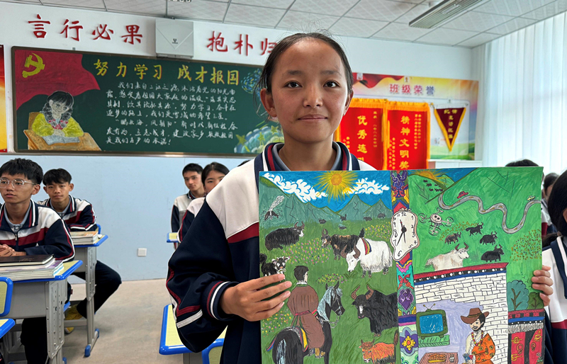 果洛西寧民族中學(xué)學(xué)生尼東拉毛在主題思政課上展示表現(xiàn)現(xiàn)代化家鄉(xiāng)的作品。