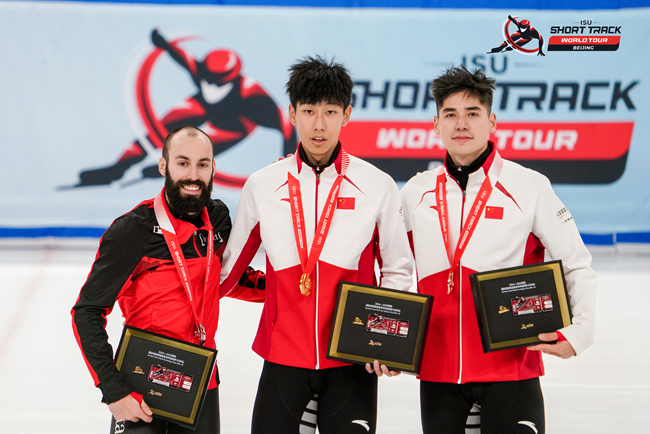 男子500米頒獎儀式，中國選手孫龍(中)奪得冠軍，加拿大選手杜博伊斯(左)獲得亞軍，中國選手劉少昂獲得季軍。賽事組委會供圖