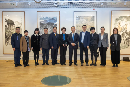 中國駐瑞典大使崔愛民與畫展主辦方人員合影。中國駐瑞典大使館供圖