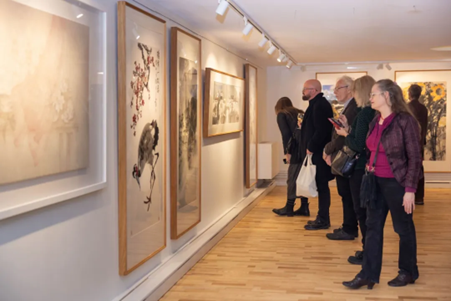 來賓參觀畫展。中國駐瑞典大使館供圖