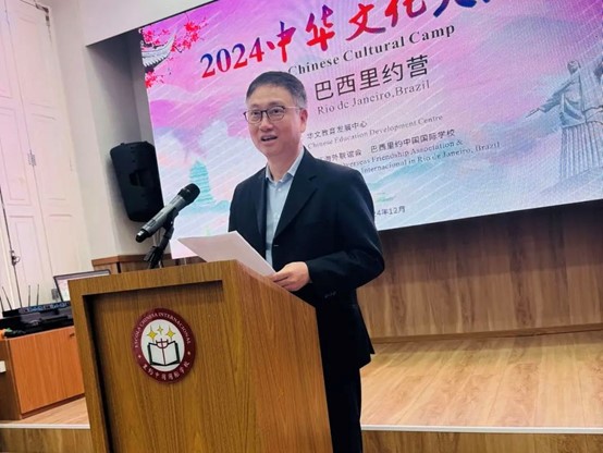 里約中國國際學(xué)校代董事長(zhǎng)尹霄敏在閉營儀式上致辭?；顒?dòng)主辦方供圖