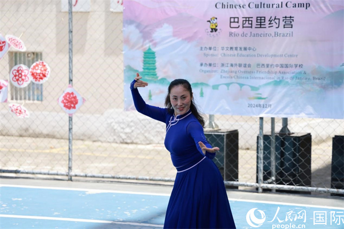 蒙古族舞蹈《熱土》表現(xiàn)出草原兒女的熱情與活力。人民網(wǎng)記者 陳海琪攝