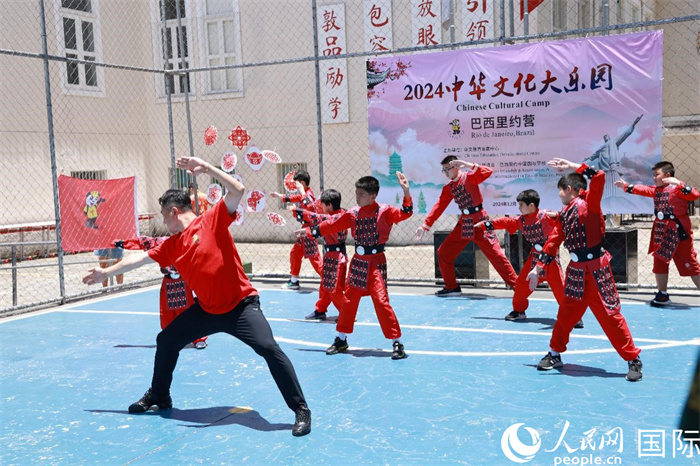 舞蹈《秦王點(diǎn)兵》通過生動(dòng)的舞步展現(xiàn)了千年前秦俑的雄威與風(fēng)采，氣勢(shì)磅礴，彰顯了古代中華軍魂。人民網(wǎng)記者 陳海琪攝