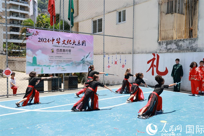 《中華武術(shù)》表演展現(xiàn)了武術(shù)剛?cè)岵?jì)的獨(dú)特魅力。人民網(wǎng)記者 陳海琪攝
