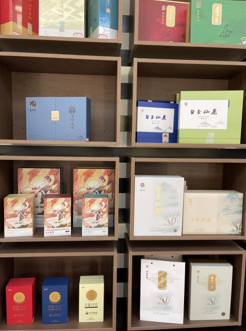 景寧各種茶葉產(chǎn)品。劉軍國攝