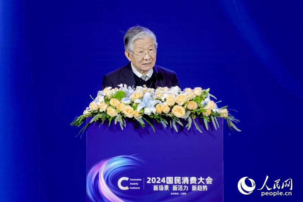 國務(wù)院發(fā)展研究中心原副主任、中國企業(yè)評(píng)價(jià)協(xié)會(huì)會(huì)長侯云春在2024國民消費(fèi)大會(huì)上分享。