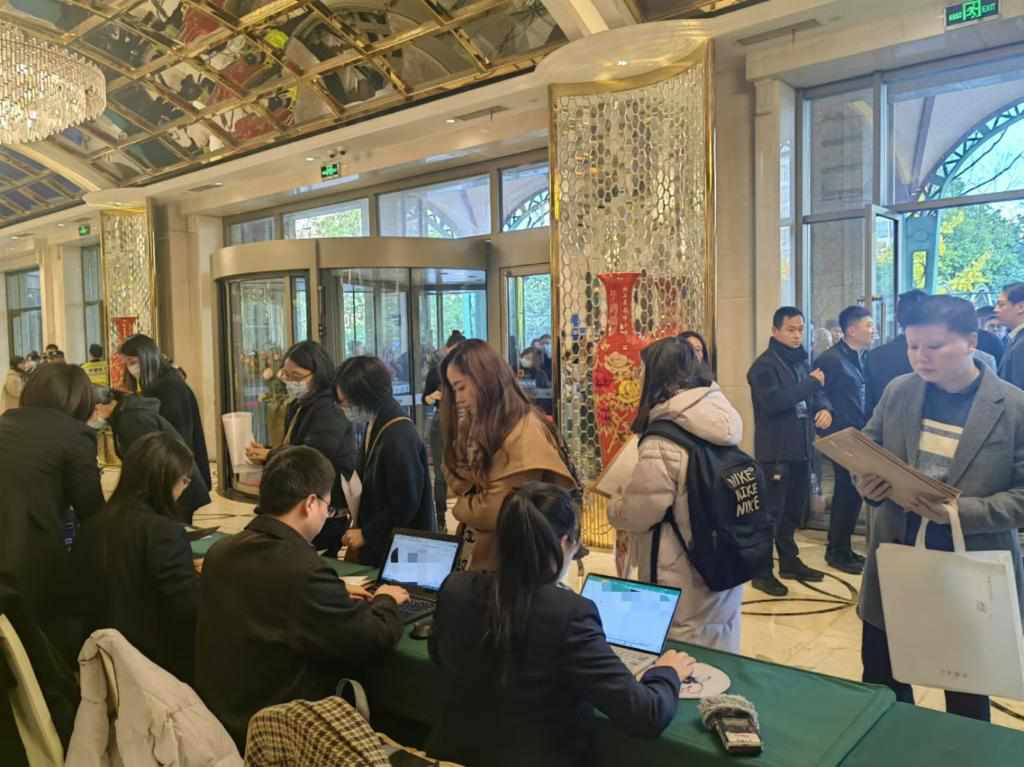 12月12日，第十批國家組織藥品集中帶量采購現(xiàn)場。新華社記者龔雯 攝