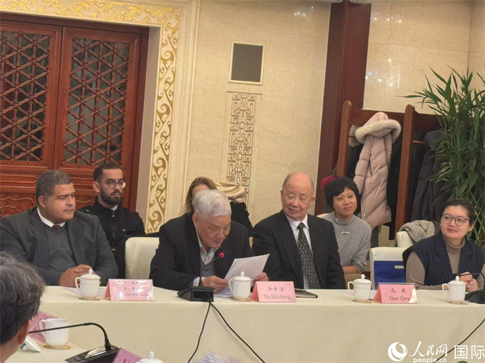 老一輩赴古留學(xué)生代表徐世澄在座談會(huì)上發(fā)言。人民網(wǎng)記者 趙健攝