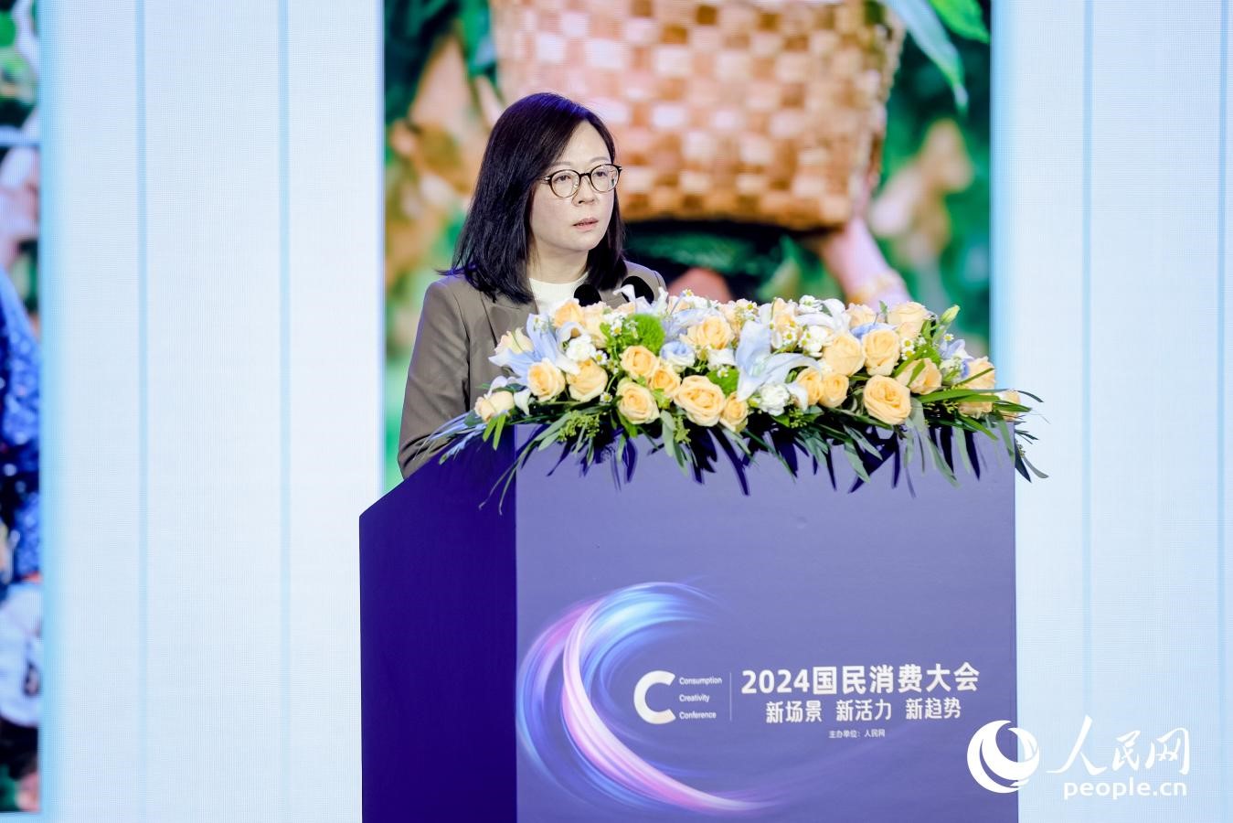 百果園集團(tuán)首席營(yíng)銷官楊茜在2024國(guó)民消費(fèi)大會(huì)現(xiàn)場(chǎng)進(jìn)行分享。