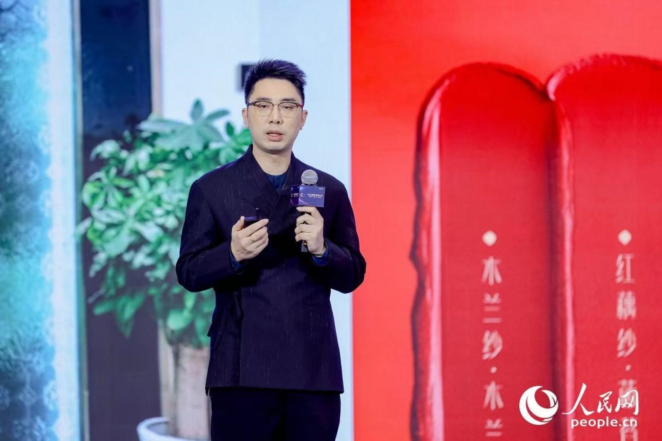 花西子聯(lián)合創(chuàng)始人任剛睿在2024國民消費大會現(xiàn)場進行分享。