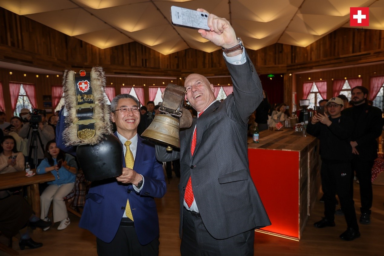 瑞士駐華大使白瑞誼與北京市西城區(qū)委副書記、代區(qū)長郅海杰搖響瑞士牛鈴，共同為小木屋揭幕。瑞士駐華大使館供圖