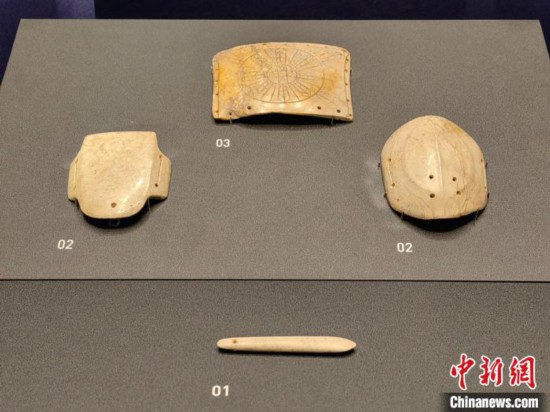 12月14日，“文明先鋒—凌家灘文化玉器展”在故宮博物院文華殿開幕。圖為展覽現(xiàn)場(chǎng)的玉龜、玉版和玉簽。 中新社記者 應(yīng)妮 攝