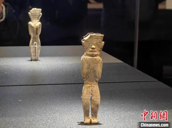 12月14日，“文明先鋒—凌家灘文化玉器展”在故宮博物院文華殿開幕。圖為展覽現(xiàn)場(chǎng)的立姿玉人。 中新社記者 應(yīng)妮 攝