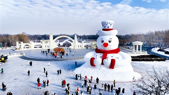 12月8日，黑龍江哈爾濱市今冬第一個大雪人“雪人先生”在太陽島風景區(qū)落成。大雪人高20米，用雪量4000立方米。圖為12月9日在哈爾濱太陽島風景區(qū)正門廣場拍攝的大雪人。新華社記者 王松攝