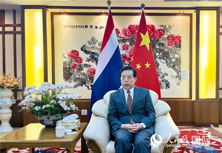 2024年12月10日，中國駐泰國大使韓志強(qiáng)在泰國曼谷接受中國—東盟中心（ACC）組織的“多彩東盟：2024年中國媒體東盟行”媒體團(tuán)采訪。人民網(wǎng)記者 羨江楠攝