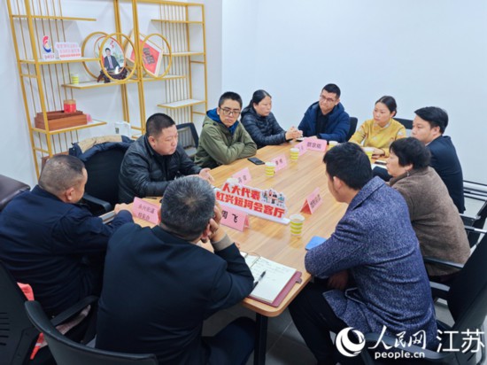 “紅興會(huì)客廳”，一場(chǎng)助企紓困協(xié)調(diào)會(huì)正在進(jìn)行。人民網(wǎng) 徐晨曦?cái)z