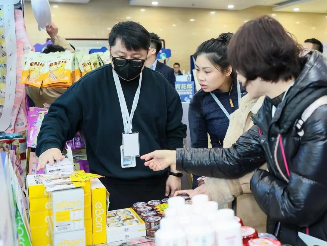 嘉賓了解展區(qū)里的寵物“零食”。劉磊攝